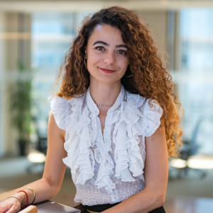 Happy Business Woman coachHolding a computer Ana, Anaïs Bouvier Gonzalez CoCreateSuccess